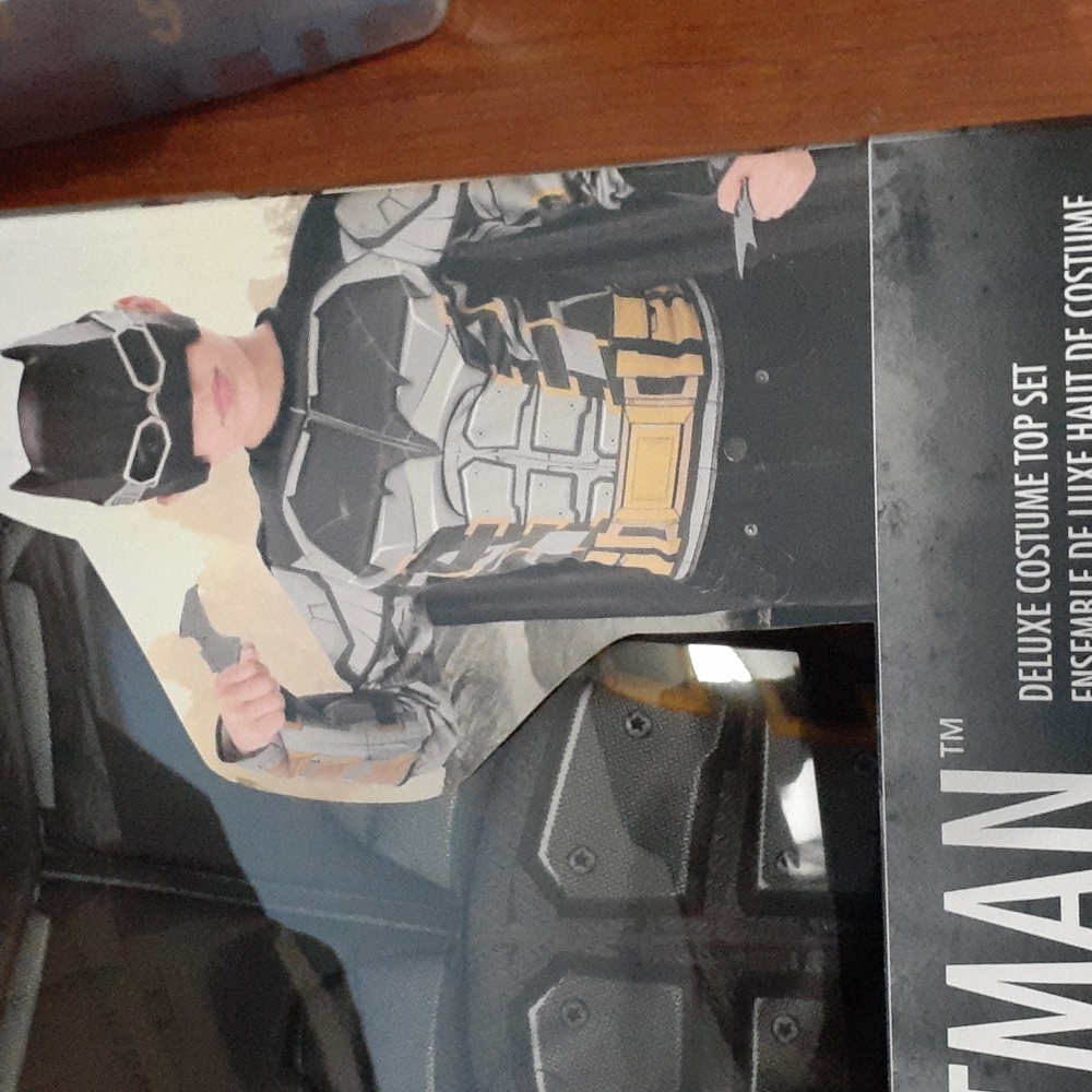 NIB Batman costume size 4 to 6ys - Picture 4 of 5
